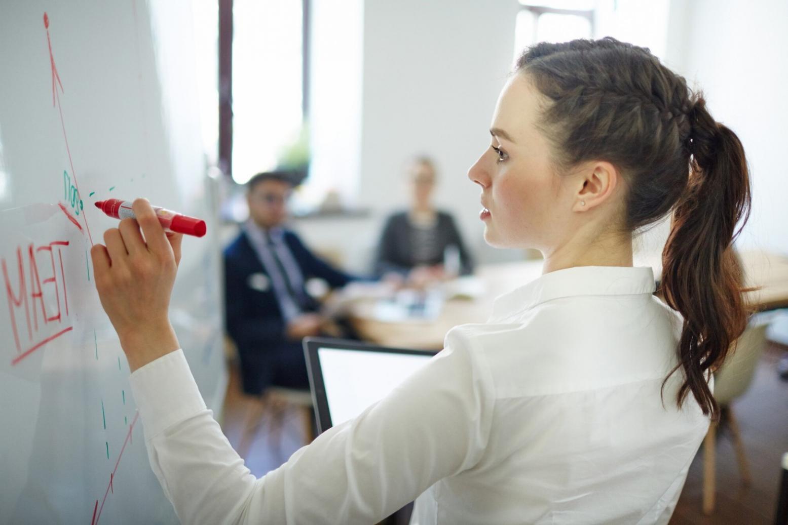 Momento di scrittura creativa durante una sessione di lavoro