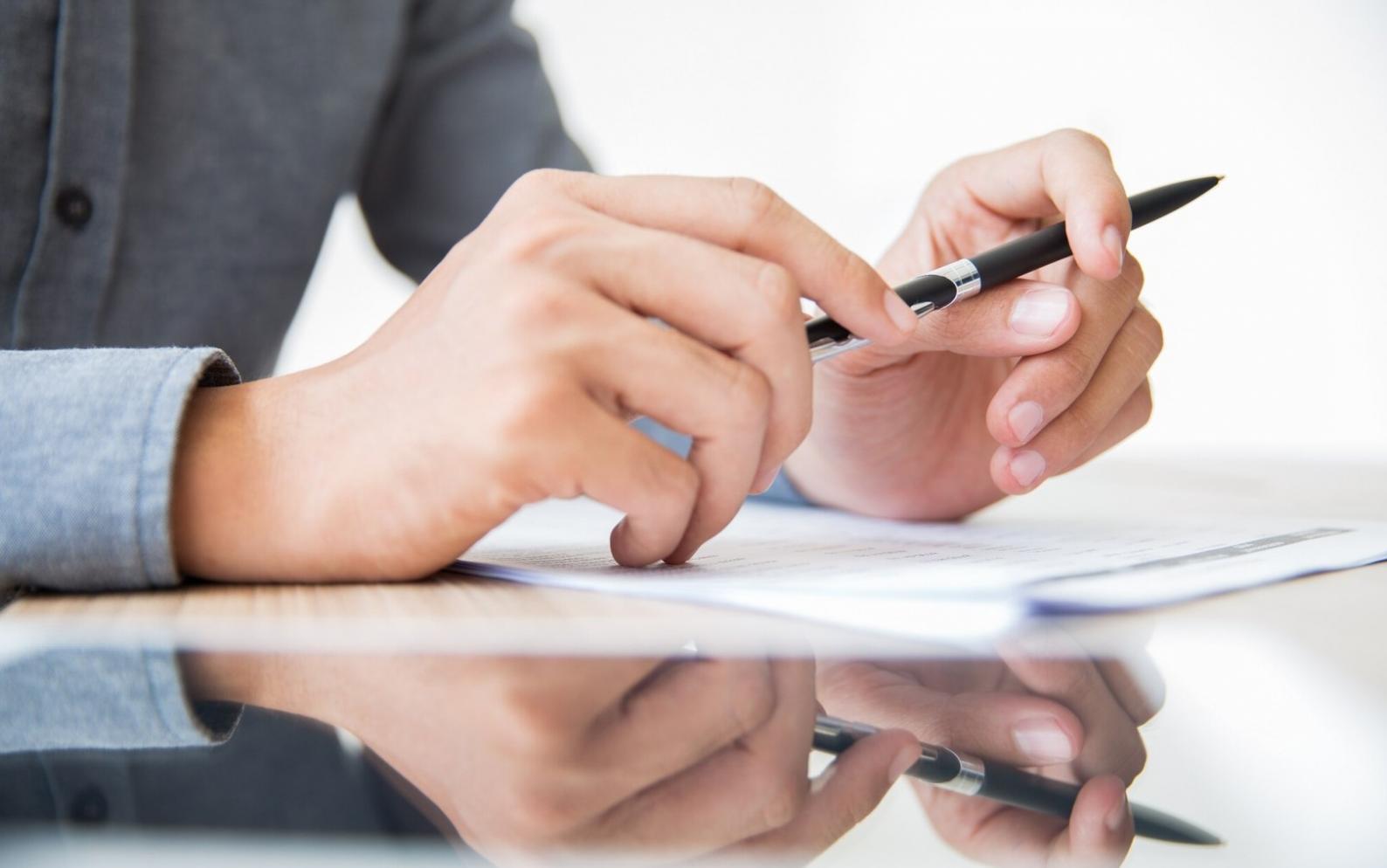Studenti lurexiafond che analizzano la struttura di un classico del giallo durante un workshop pratico