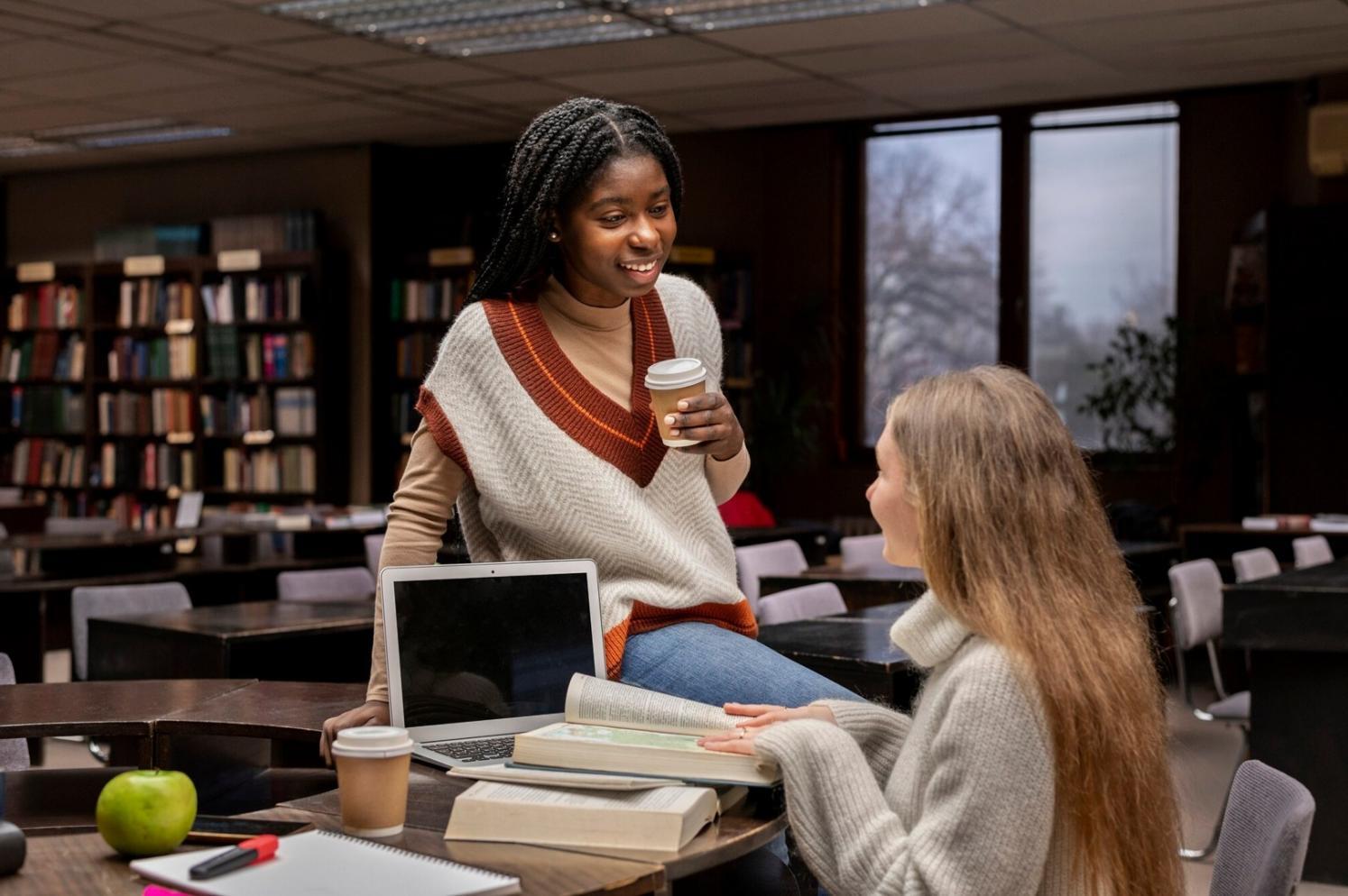 Sessione di lavoro con materiali didattici per scrittura creativa