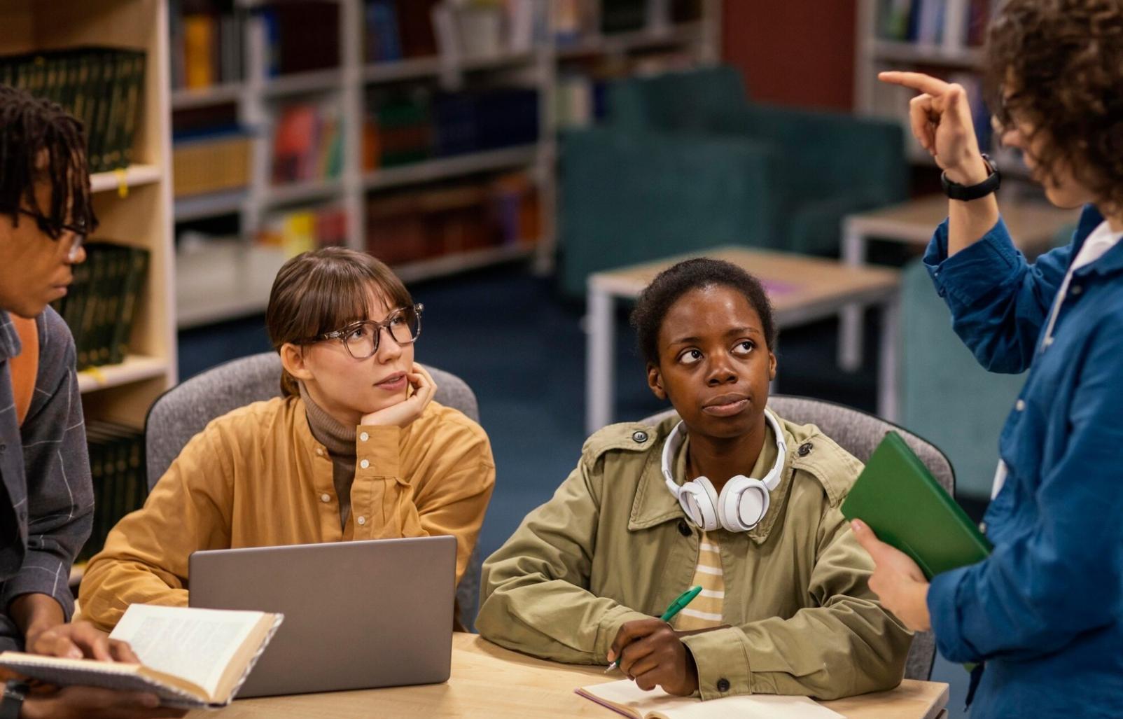 Materiali didattici lurexiafond: dispense su costruzione alibi e timeline narrative