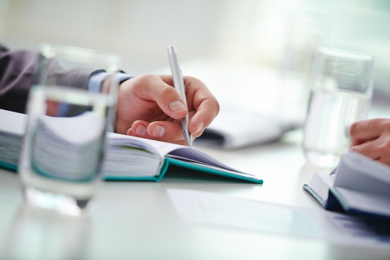 Ambiente di scrittura con materiali di lavoro per autori noir