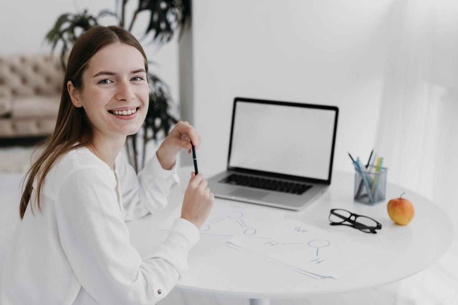 Lavagna con schema di trama investigativa sviluppato durante una sessione di brainstorming collettivo